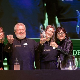 1193  antonella ed elisabetta offrono il cocktail italiano nonino