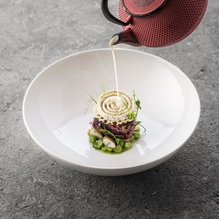 Kalbsbries  sake beurre blanc  getrocknete kaviarbutter restaurant jan %c2%a9 pieter d'hoop