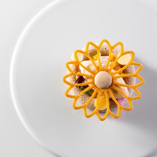 Atelier karamellisierte felchlin schokolade passionsfrucht  haselnuss aus dem piemont oben %c2%a9danielschvarcz