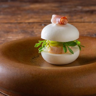 Atelier sauerkrautmacaron  gegrillter pulpo  spitzkohl und schwarzwa%cc%88lder bauchspeck%c2%a9danielschvarcz