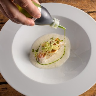 Atelier sto%cc%88r von der fischzucht birnbaum kartoffelblini sellerie beurre blanc estragon und senfko%cc%88rner %c2%a9 danielschvarcz