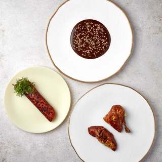 Come  coquelet mole ajo negro y canelon de arroz rojo  photo  corinalanda 