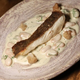 Turbot with %e2%80%9cpil pil%e2%80%9d sauce  ganxet beans and pickled cauliflower
