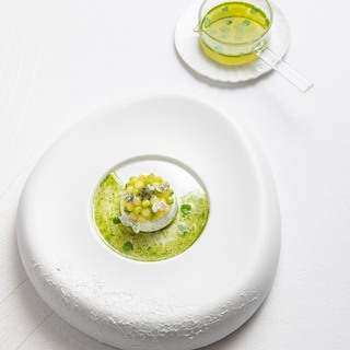 Cheval blanc paris ple%cc%81nitude kaolin de jade pour diffe%cc%81rentes varie%cc%81tes de kiwi de l'adour et agastache sauce pectine%cc%81e agavos deliciosa  ilyafoodstories